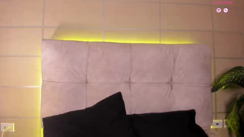 Snapshot of baby_moo chatting on October 30, 2025, 3:52 am Moon online show from October 30, 2025, 3:52 am