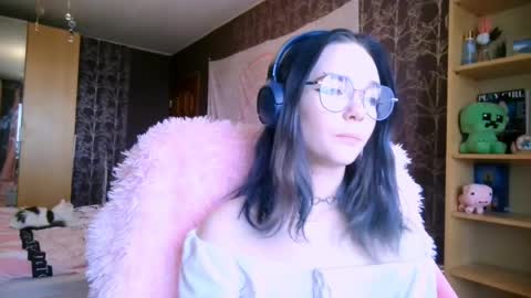 Snapshot of baby_onface chatting on April 28, 2026, 8:52 am Alice online show from April 28, 2026, 8:52 am