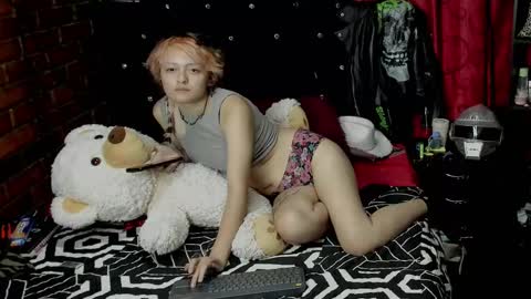 baby_punkk online show from December 19, 2024, 5:40 am