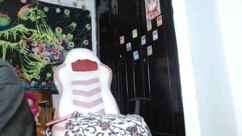 baby_quetzal online show from December 7, 2024, 4:31 am