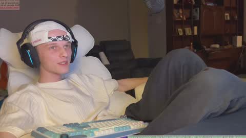 Big cock boy online show from January 11, 2025, 10:40 pm