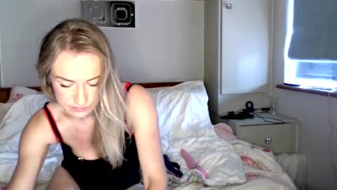 Snapshot of bambina_valentina chatting on December 15, 2024, 1:00 pm Totty Nutty online show from December 15, 2024, 1:00 pm