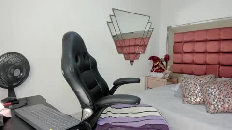 Snapshot of barbaraknox_ chatting on December 12, 2024, 6:10 pm Barbara online show from December 12, 2024, 6:10 pm