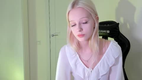 Snapshot of barbie_bella07 chatting on January 6, 2026, 7:12 am Bella online show from January 6, 2026, 7:12 am