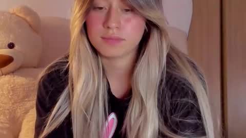 Snapshot of barbie_blon chatting on October 21, 2025, 1:39 am Barbie Blonde online show from October 21, 2025, 1:39 am