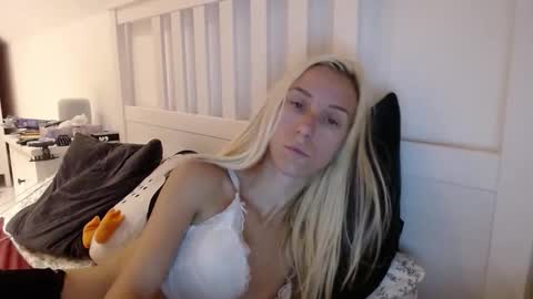 Snapshot of barelylegalblondy chatting on October 2, 2025, 5:31 pm Lena online show from October 2, 2025, 5:31 pm