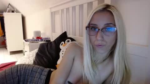 Snapshot of barelylegalblondy chatting on October 8, 2025, 6:27 pm Lena online show from October 8, 2025, 6:27 pm
