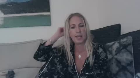 Snapshot of beach_bunny69 chatting on December 4, 2024, 11:41 am Emma online show from December 4, 2024, 11:41 am