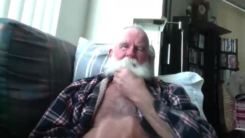 Snapshot of beardbushy chatting on May 4, 2026, 2:24 pm beardbushy online show from May 4, 2026, 2:24 pm