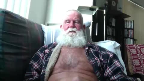 Snapshot of beardbushy chatting on May 17, 2026, 3:41 pm beardbushy online show from May 17, 2026, 3:41 pm