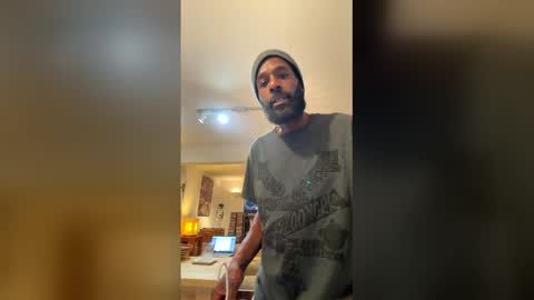 Snapshot of bearmeat4you chatting on December 17, 2025, 3:12 am bearmeat4you online show from December 17, 2025, 3:12 am