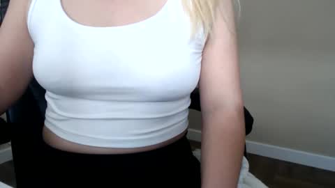 Snapshot of beauty_annyta chatting on April 22, 2026, 7:55 am beauty_annyta online show from April 22, 2026, 7:55 am