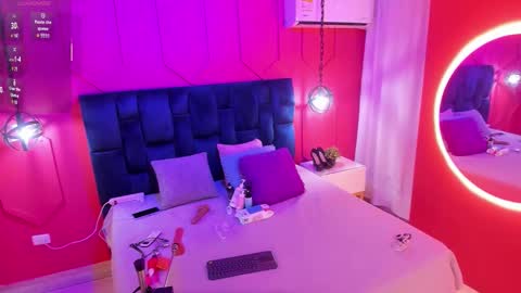 Snapshot of beauty_milf4 chatting on October 19, 2025, 11:33 am Chantall online show from October 19, 2025, 11:33 am