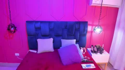 Snapshot of beauty_milf4 chatting on November 11, 2025, 11:21 am Chantall online show from November 11, 2025, 11:21 am