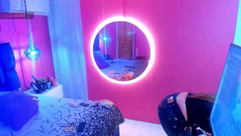Snapshot of beauty_milf4 chatting on November 15, 2025, 11:40 am Chantall online show from November 15, 2025, 11:40 am