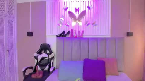 Snapshot of beauty_milf4 chatting on February 24, 2026, 3:26 am Chantall online show from February 24, 2026, 3:26 am