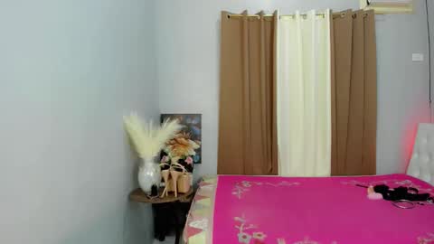 Snapshot of beautyqueens_cum chatting on April 22, 2026, 4:19 pm beautyqueens_cum online show from April 22, 2026, 4:19 pm