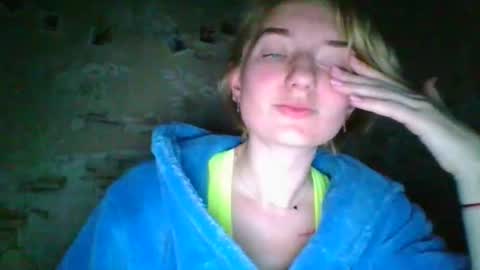 Snapshot of beckixjewelqw chatting on April 2, 2026, 6:27 pm BeckiXJewelqw online show from April 2, 2026, 6:27 pm