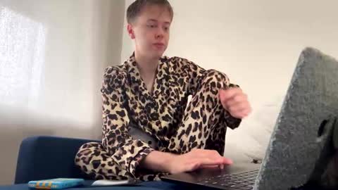 beeb0y online show from September 15, 2025, 10:59 am