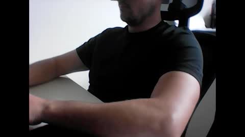 beenee3 online show from May 19, 2026, 7:58 am