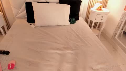 Snapshot of belacampbell chatting on October 15, 2025, 6:35 am Bela online show from October 15, 2025, 6:35 am