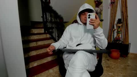 independent model online show from November 25, 2025, 5:51 am