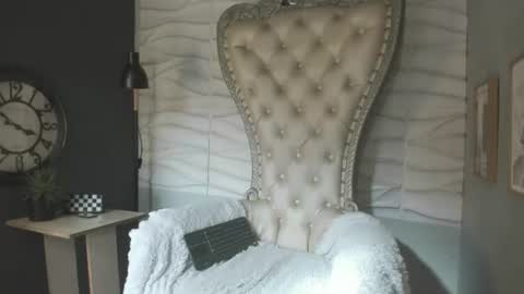 independent model online show from July 30, 2026, 8:52 pm