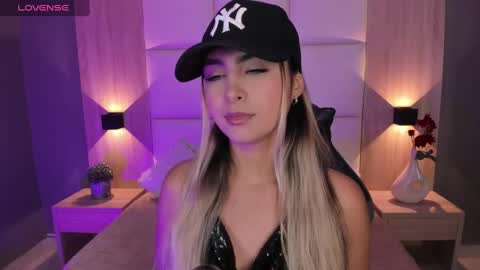 Bella cam online show from September 20, 2025, 7:37 pm