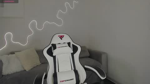 Hi I am Bella online show from December 15, 2025, 3:11 am