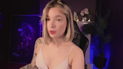 Snapshot of bella_alita chatting on January 15, 2025, 8:37 pm  lita  online show from January 15, 2025, 8:37 pm