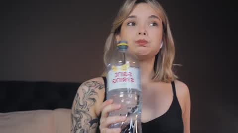 Snapshot of bella_alita chatting on March 6, 2025, 8:16 pm  lita  online show from March 6, 2025, 8:16 pm