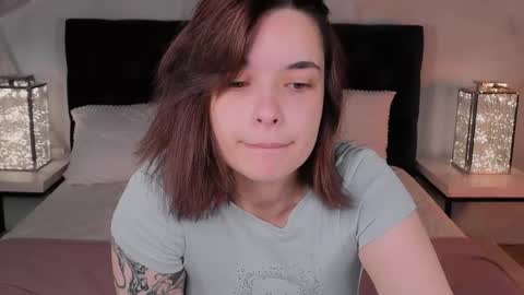 Snapshot of bella_alita chatting on October 17, 2025, 8:22 pm  lita  online show from October 17, 2025, 8:22 pm