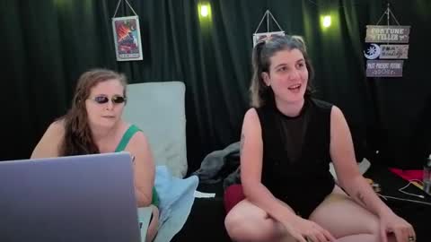 Bella James online show from November 18, 2025, 8:02 pm