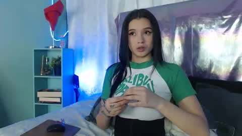 Snapshot of bella_lr chatting on October 2, 2025, 2:18 am Valentina online show from October 2, 2025, 2:18 am