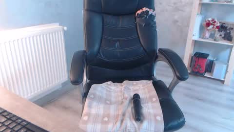 Snapshot of bella_miax chatting on January 17, 2025, 10:44 am online show from January 17, 2025, 10:44 am