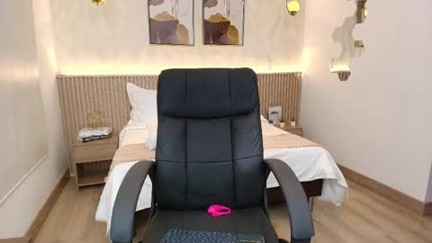bella_millers online show from April 25, 2026, 2:03 pm