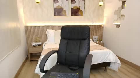 bella_millers online show from May 4, 2026, 6:48 pm