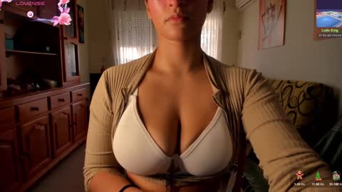 bella_pocahontas3 online show from December 15, 2024, 4:04 pm