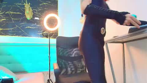     online show from November 20, 2025, 8:52 pm