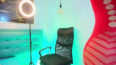     online show from December 13, 2025, 8:25 pm