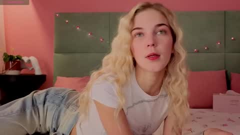 Snapshot of bella_stewarttt chatting on May 25, 2026, 1:11 am Bella NEW ROOM online show from May 25, 2026, 1:11 am