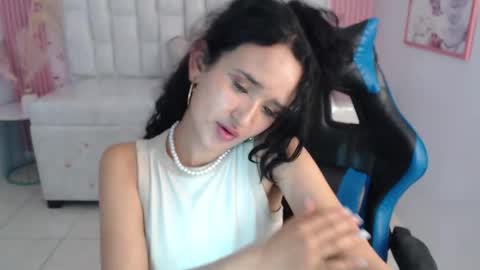 Snapshot of bella_vibes_s chatting on October 22, 2025, 10:42 pm Bella online show from October 22, 2025, 10:42 pm