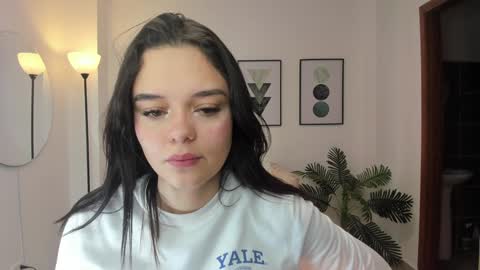  Bella Hadid  online show from December 17, 2024, 11:39 am