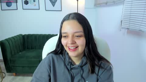  Bella Hadid  online show from December 28, 2024, 11:52 am