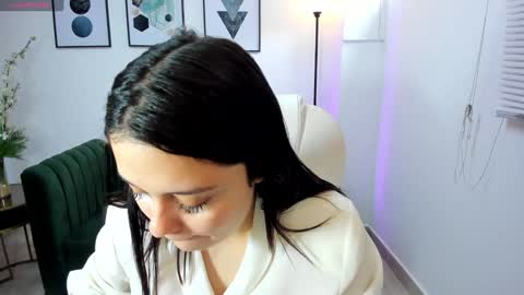  Bella Hadid  online show from December 29, 2024, 1:38 pm