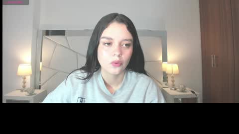  Bella Hadid  online show from January 3, 2025, 4:16 pm