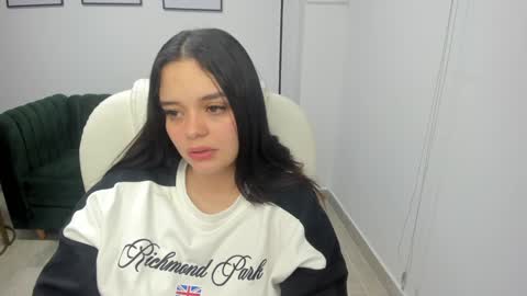  Bella Hadid  online show from January 5, 2025, 10:53 am