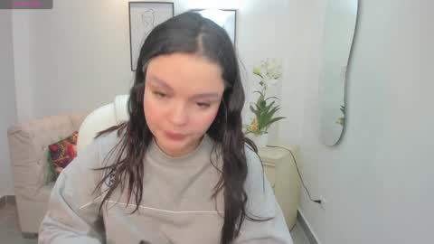  Bella Hadid  online show from January 7, 2025, 11:16 am