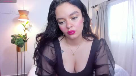  Bella Hadid  online show from February 6, 2025, 11:43 am