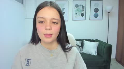  Bella Hadid  online show from February 13, 2025, 11:28 am